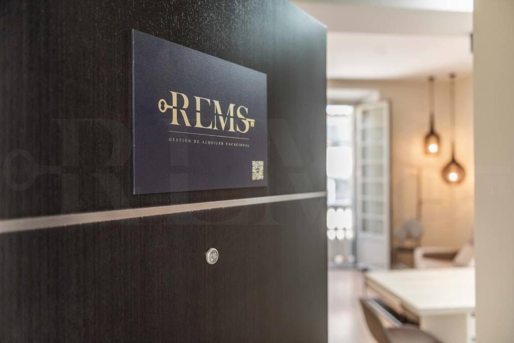 Chic Apartment In The Heart Of Malaga By Rems Exterior photo